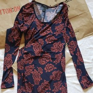 Tight body dress with open waist/sides